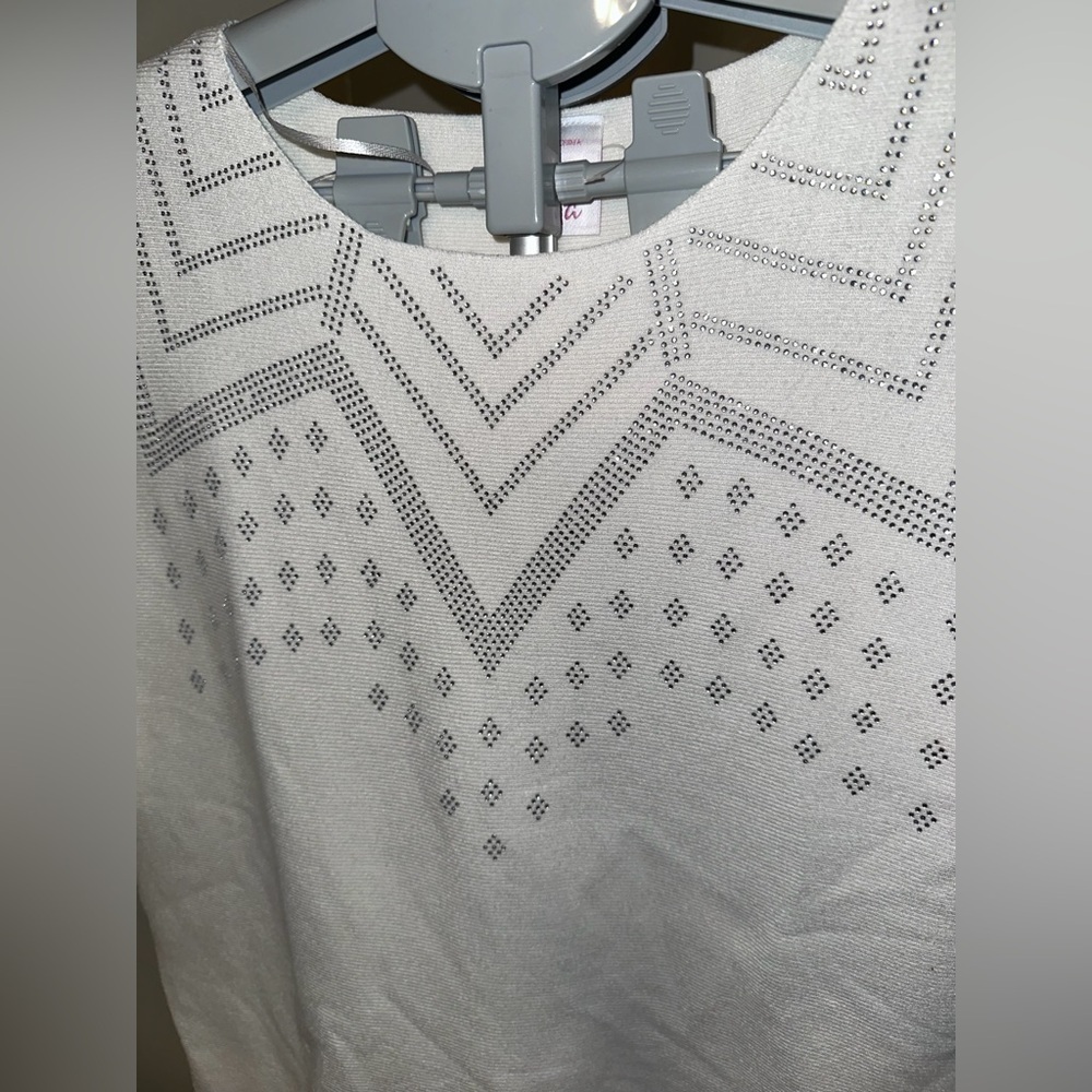 Elegant White Crew Neck Sweater - Picture 2 of 9